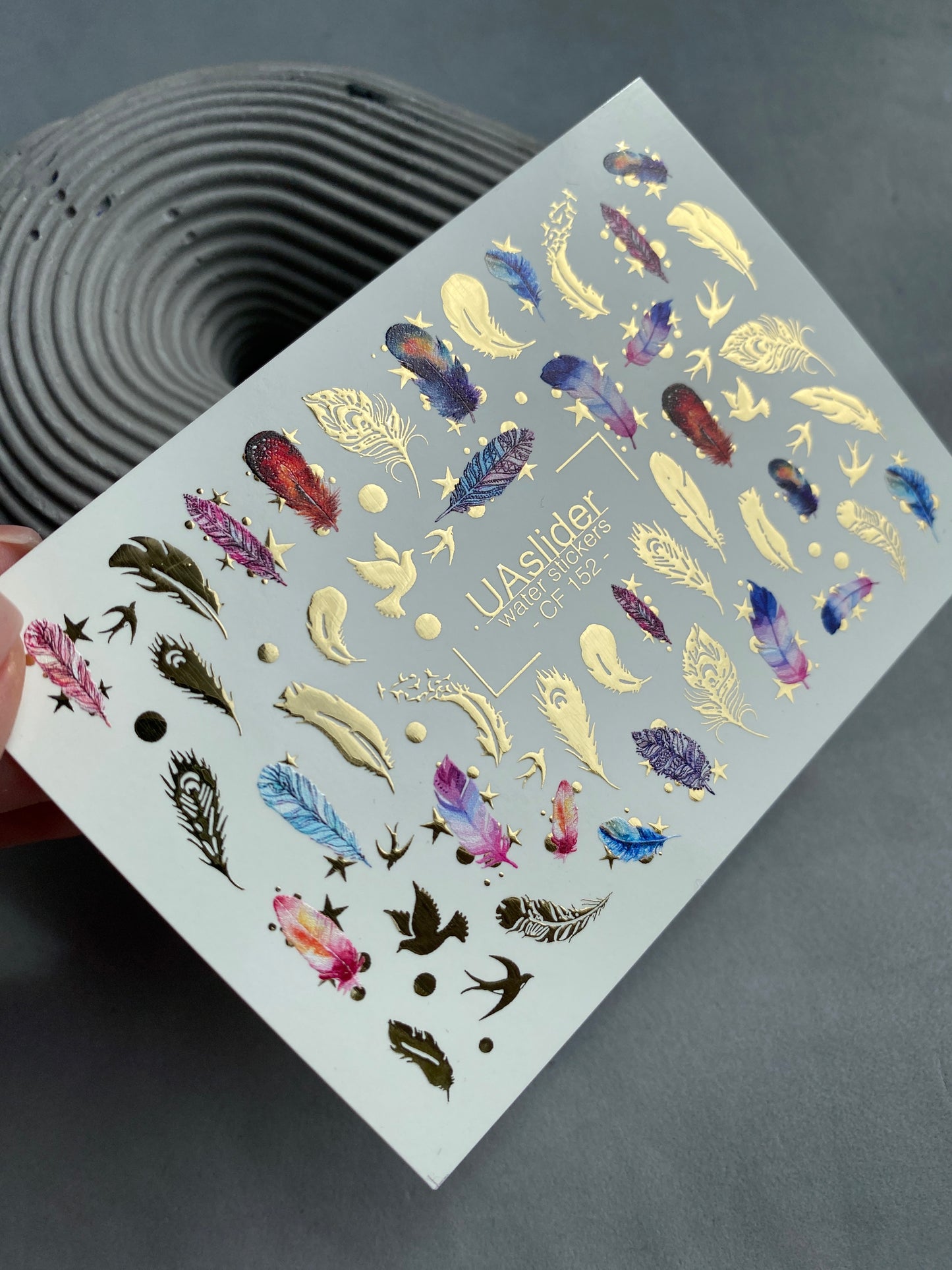 Nagel-Wasserabziehbild CF-152 | Feder-Wasserfolien-Nagelabziehbilder | Bunte Federn, Vögel & Goldfoliensternchen