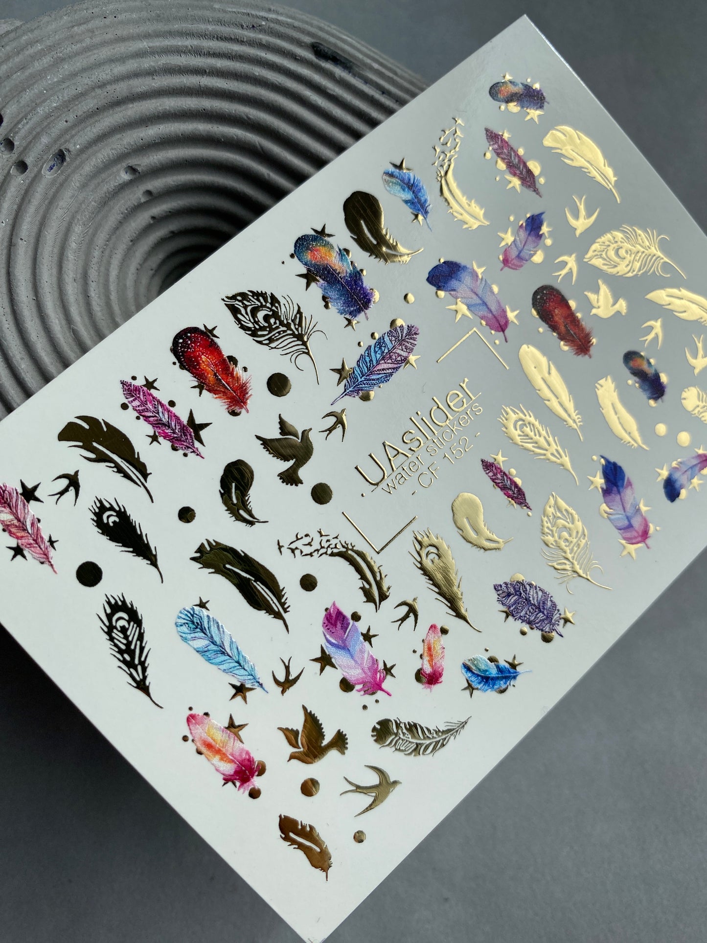 Nagel-Wasserabziehbild CF-152 | Feder-Wasserfolien-Nagelabziehbilder | Bunte Federn, Vögel & Goldfoliensternchen