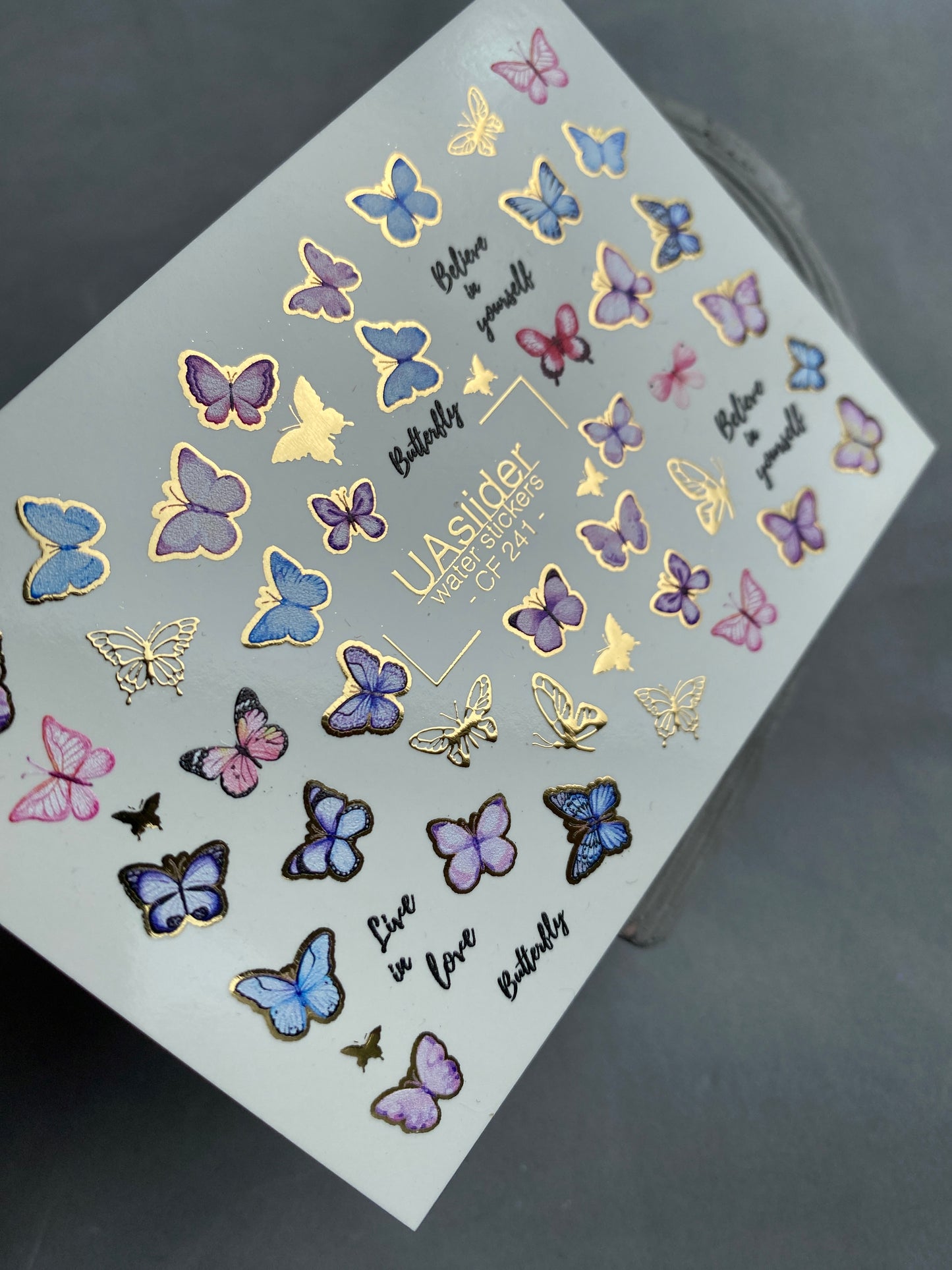 Nálepka na nehty CF-241 | Nálepky na nehty s motivem motýlů | Růžoví a modří motýli se zlatou barvou