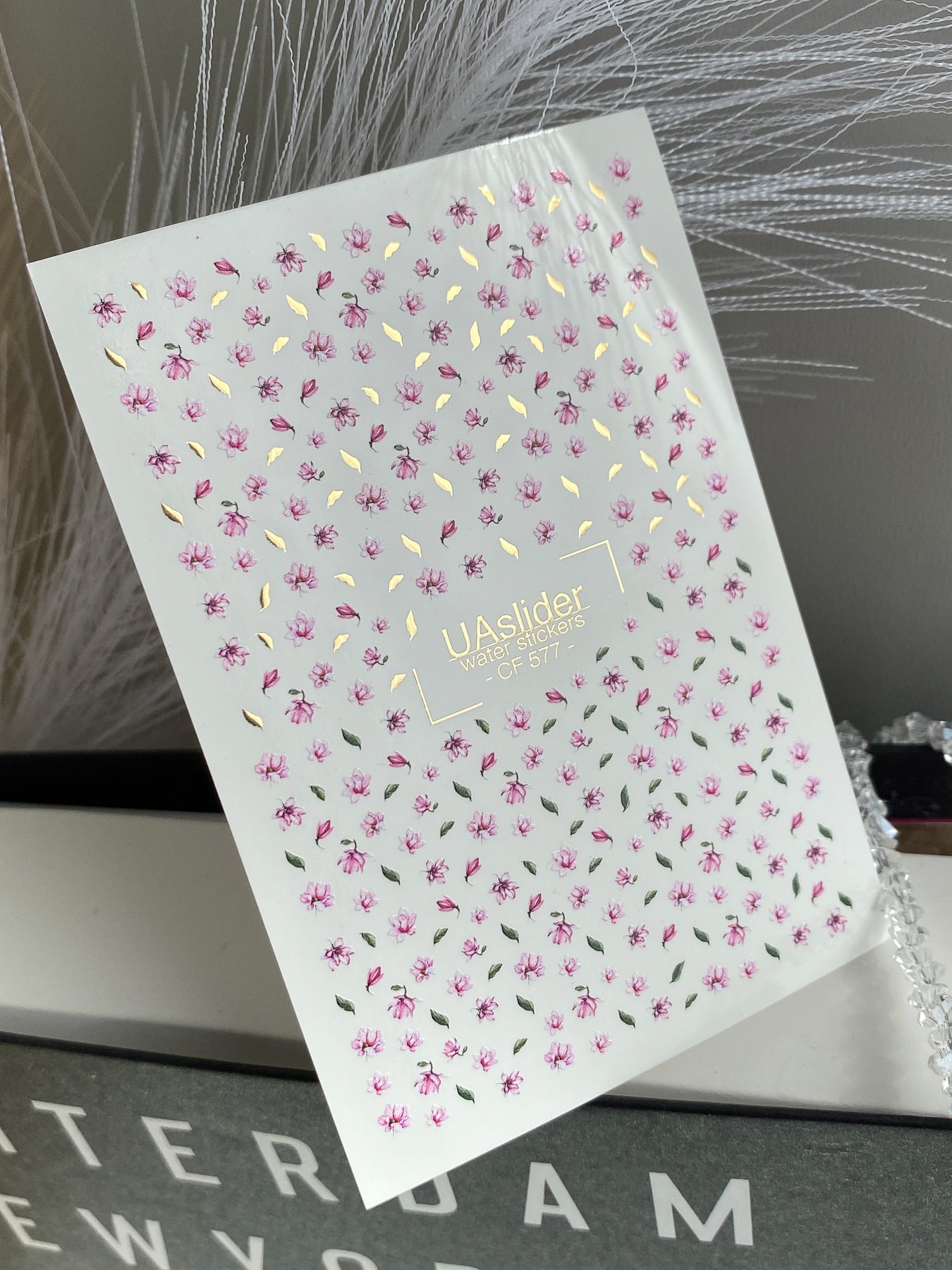 Köröm víz matrica CF-577 | Vízsikló köröm matricák apró rózsaszín virágokkal | Virágos köröm művészet arany díszítéssel