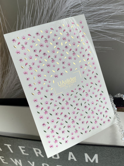 Köröm víz matrica CF-577 | Vízsikló köröm matricák apró rózsaszín virágokkal | Virágos köröm művészet arany díszítéssel