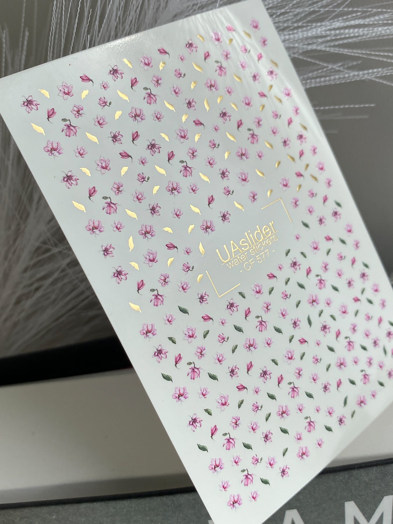 Köröm víz matrica CF-577 | Vízsikló köröm matricák apró rózsaszín virágokkal | Virágos köröm művészet arany díszítéssel