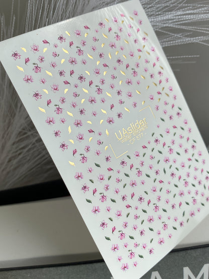 Köröm víz matrica CF-577 | Vízsikló köröm matricák apró rózsaszín virágokkal | Virágos köröm művészet arany díszítéssel