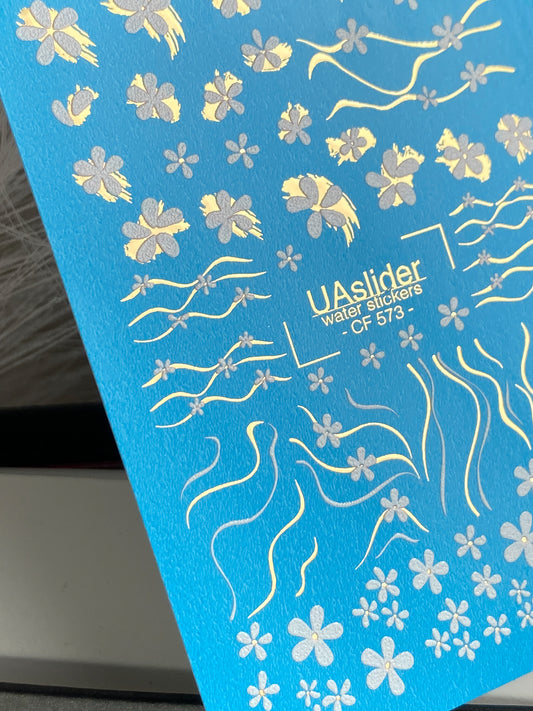 Köröm víz matrica CF-573 | Vízsikló köröm matricák fehér virágokkal | Arany díszítések és hullámos vonalak