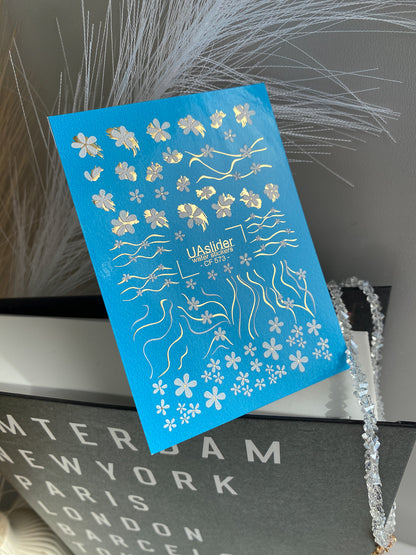 Köröm víz matrica CF-573 | Vízsikló köröm matricák fehér virágokkal | Arany díszítések és hullámos vonalak