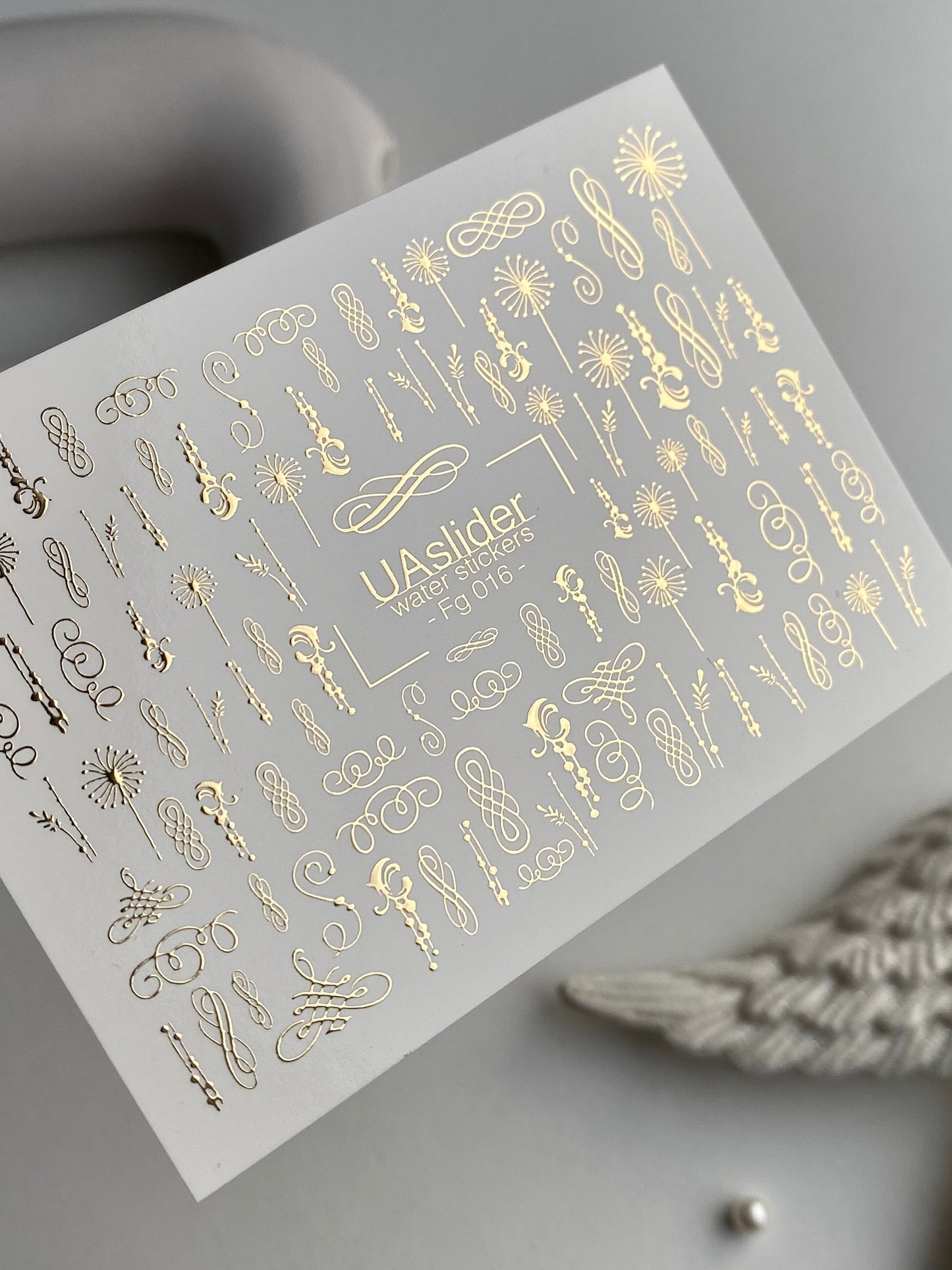 Naklejki na paznokcie wodne Fg-016 | Eleganckie wodne naklejki na paznokcie z złotą folią | Zawijasy i ozdoby kaligraficzne
