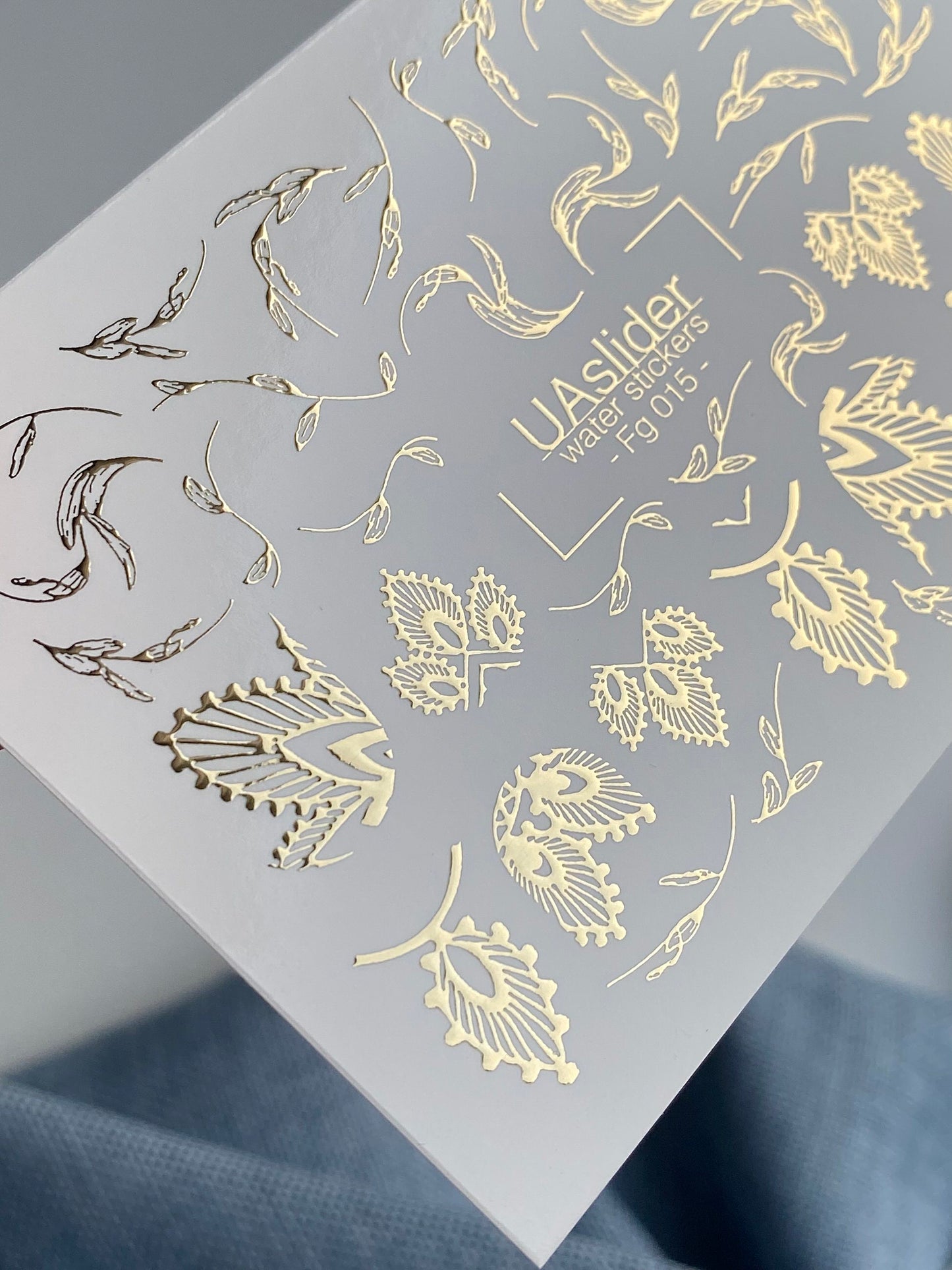 Naklejki na paznokcie wodne Fg-015 | Botaniczne naklejki wodne na paznokcie z złotą folią | Eleganckie wzory liści