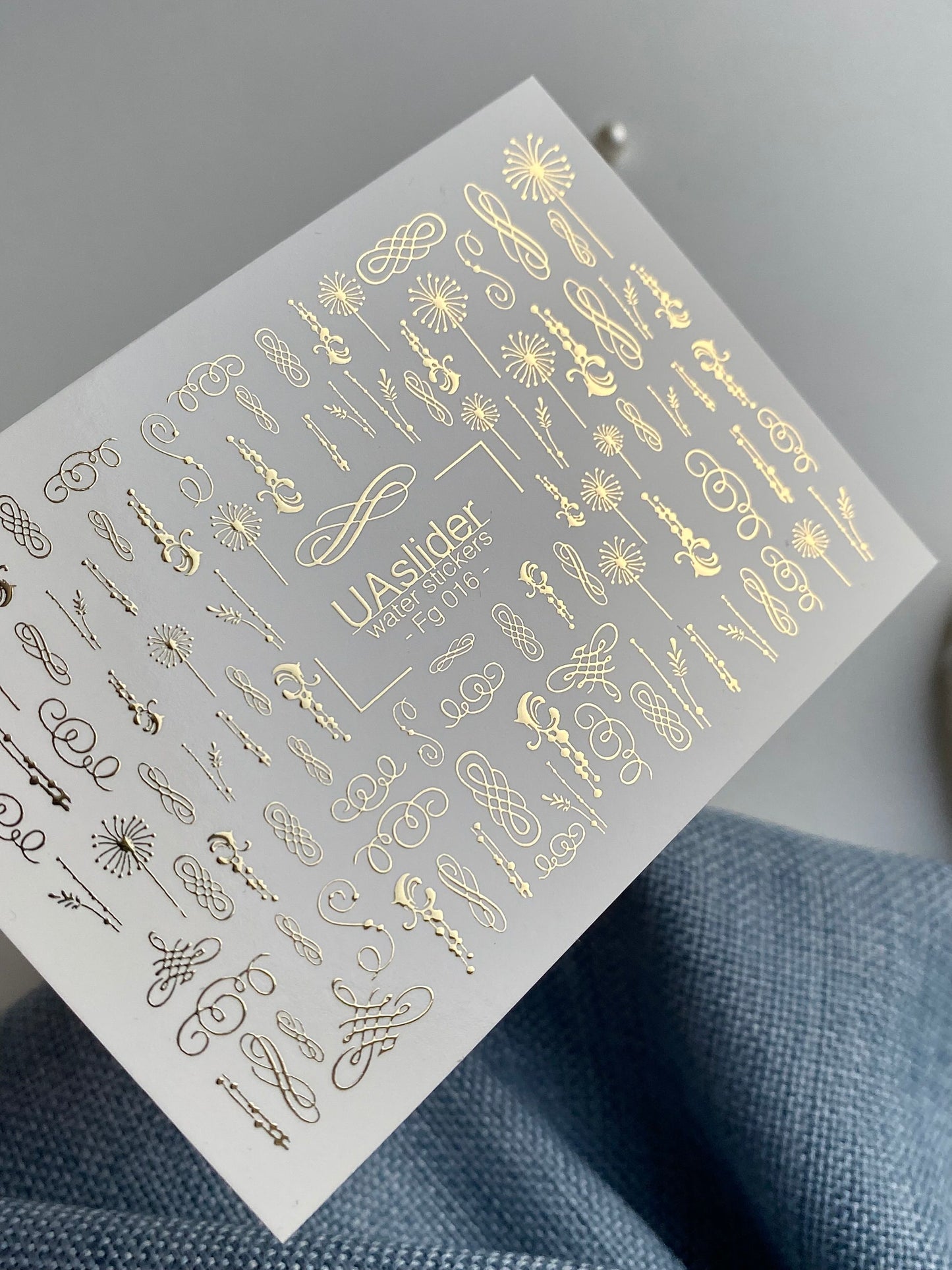 Naklejki na paznokcie wodne Fg-016 | Eleganckie wodne naklejki na paznokcie z złotą folią | Zawijasy i ozdoby kaligraficzne