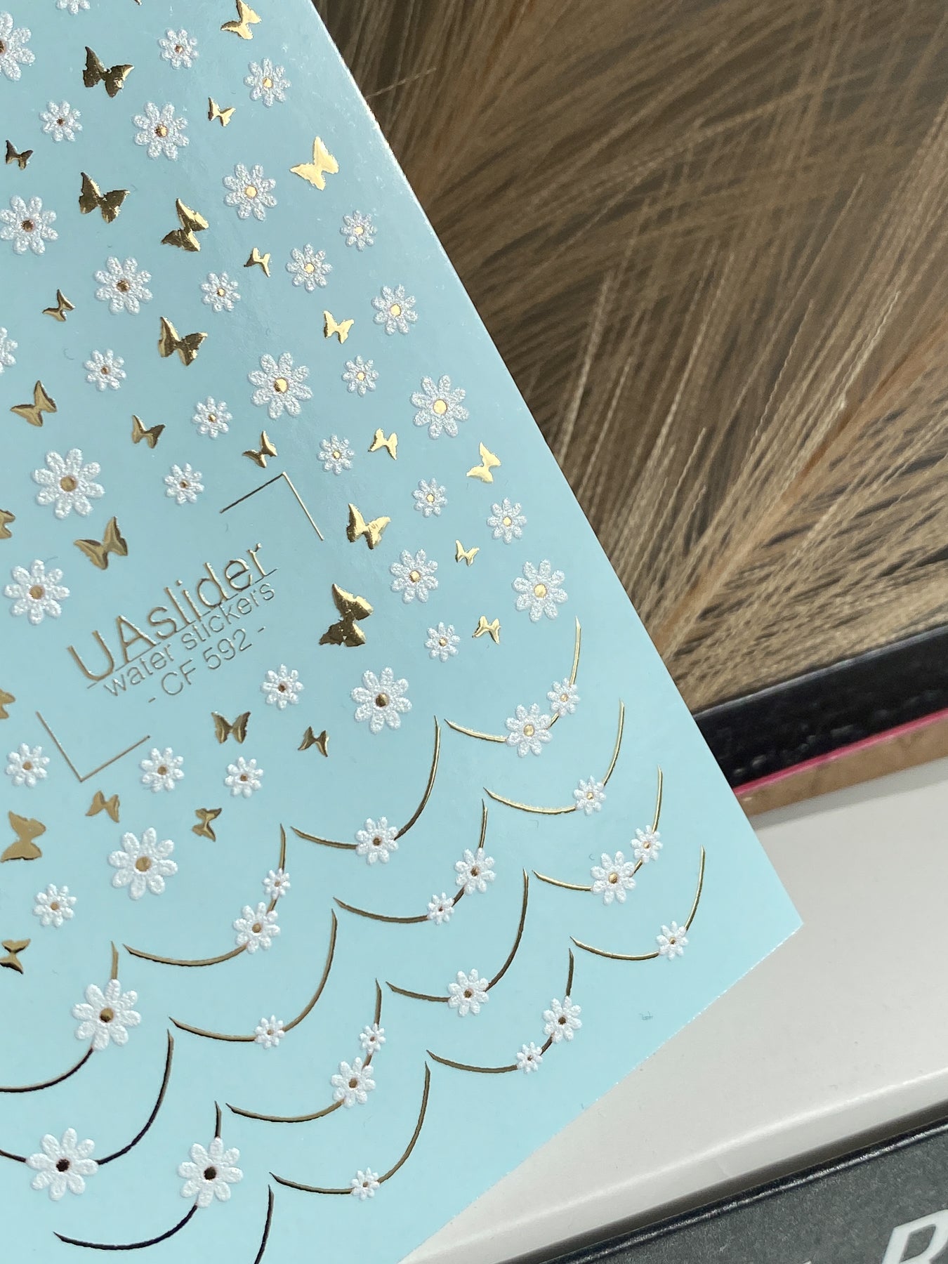 Nagel Wasserabziehbild CF-592 | Weiße florale Nagel Wasserabziehbilder mit goldenen Schmetterlingen | Elegante französische Designaufkleber