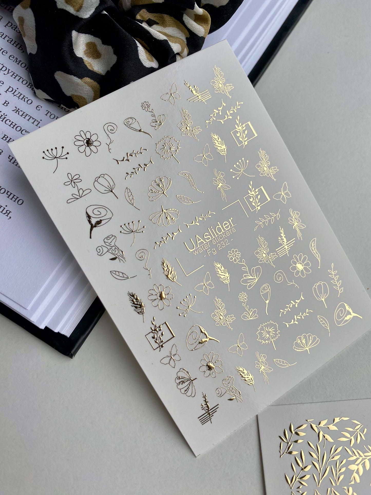 Köröm víz matrica Fg-232 | Vízsikló köröm matricák | Arany fólia virágok és pillangók