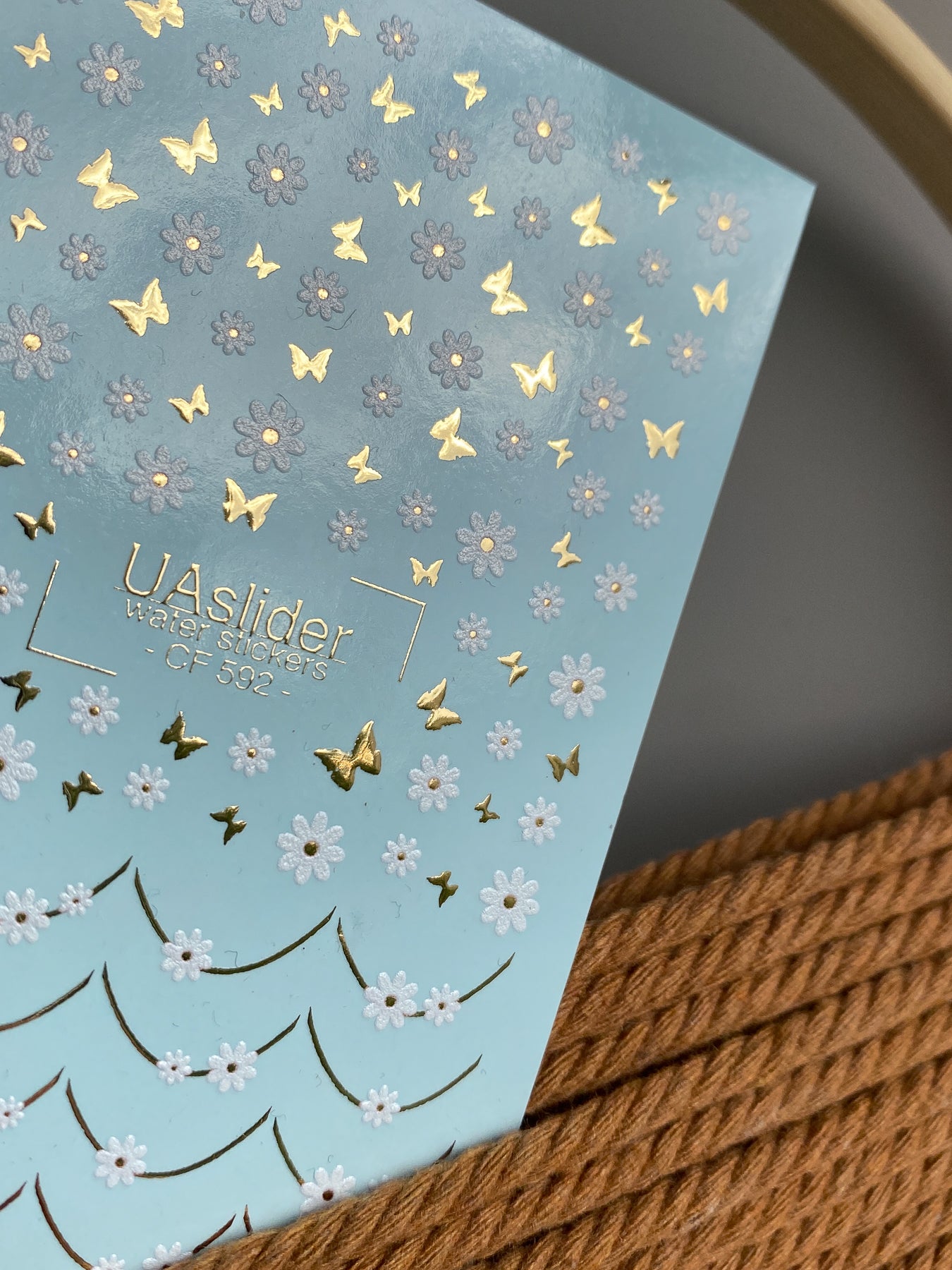 Nagel Wasserabziehbild CF-592 | Weiße florale Nagel Wasserabziehbilder mit goldenen Schmetterlingen | Elegante französische Designaufkleber