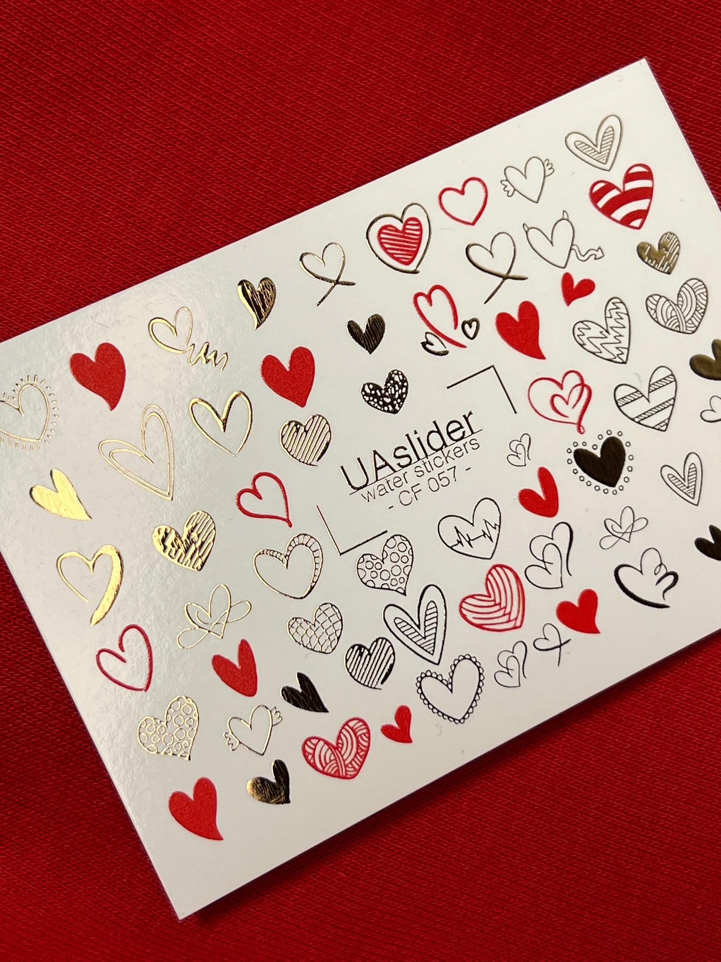 Naklejka na paznokcie wodna CF-057 | Naklejki wodne na paznokcie w kształcie serca | Czerwone, czarne i złote wzory suwaków miłości