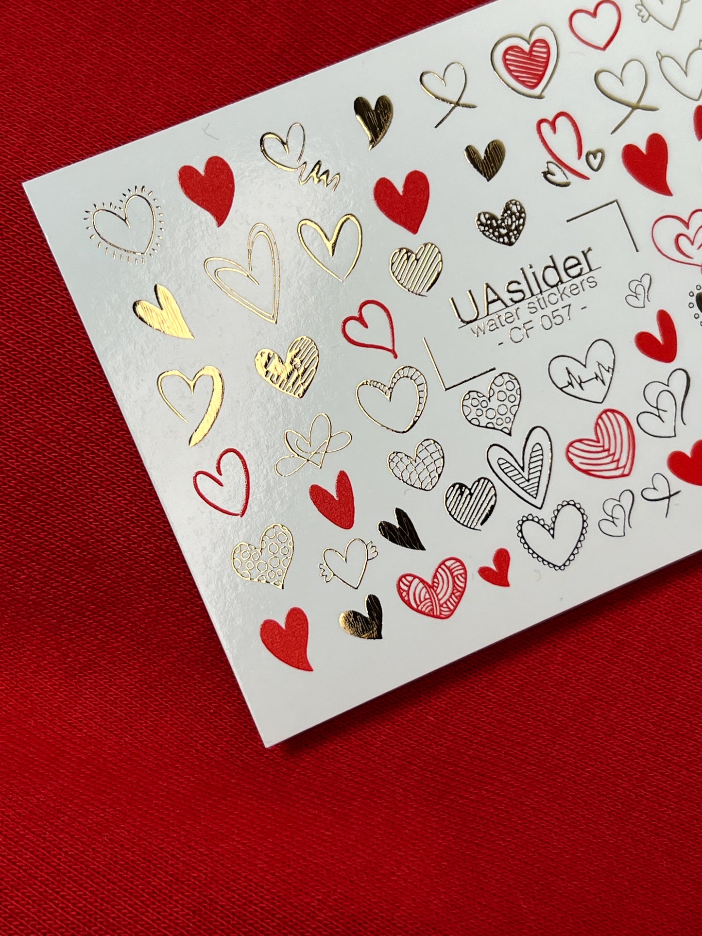 Naklejka na paznokcie wodna CF-057 | Naklejki wodne na paznokcie w kształcie serca | Czerwone, czarne i złote wzory suwaków miłości