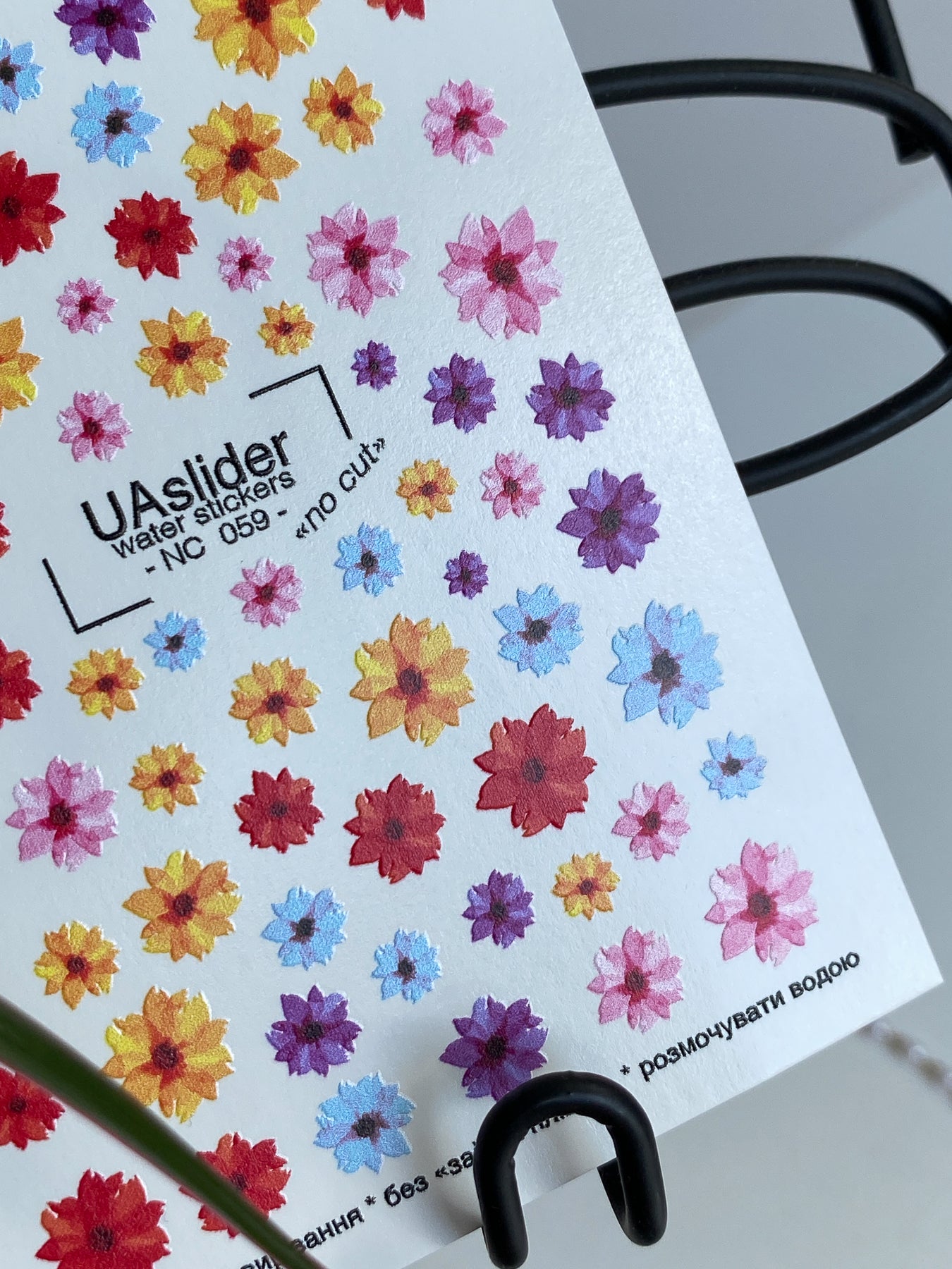 Floral Nail Decals — Multicolor Scattered Daisy Flowers | NC-059