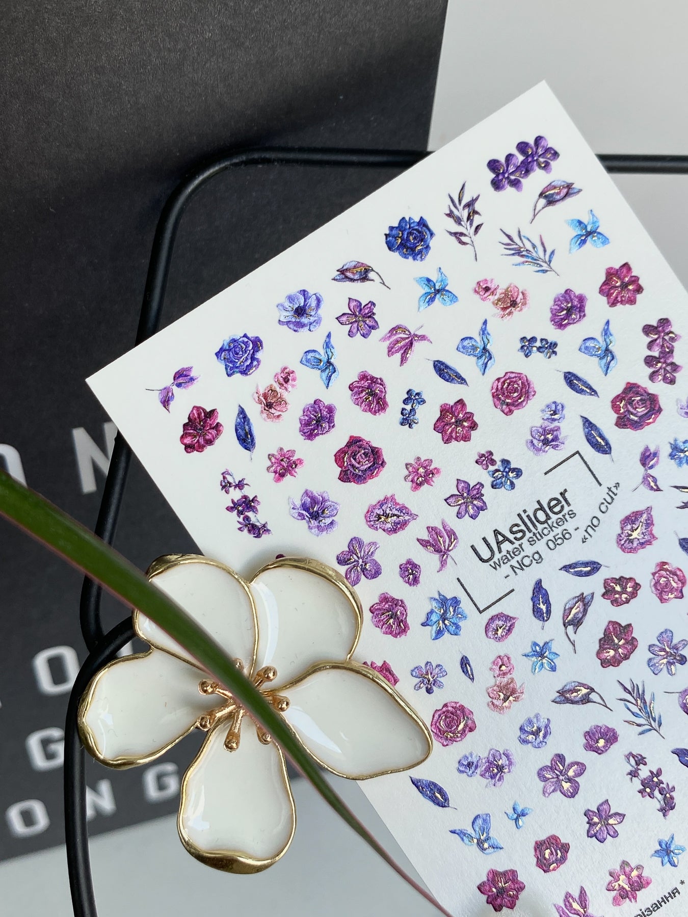 Décalcomanie d'ongles NCg-056 | Décalcomanies à glisser sur l'eau pour ongles avec fleurs | Fleurs violettes et bleues