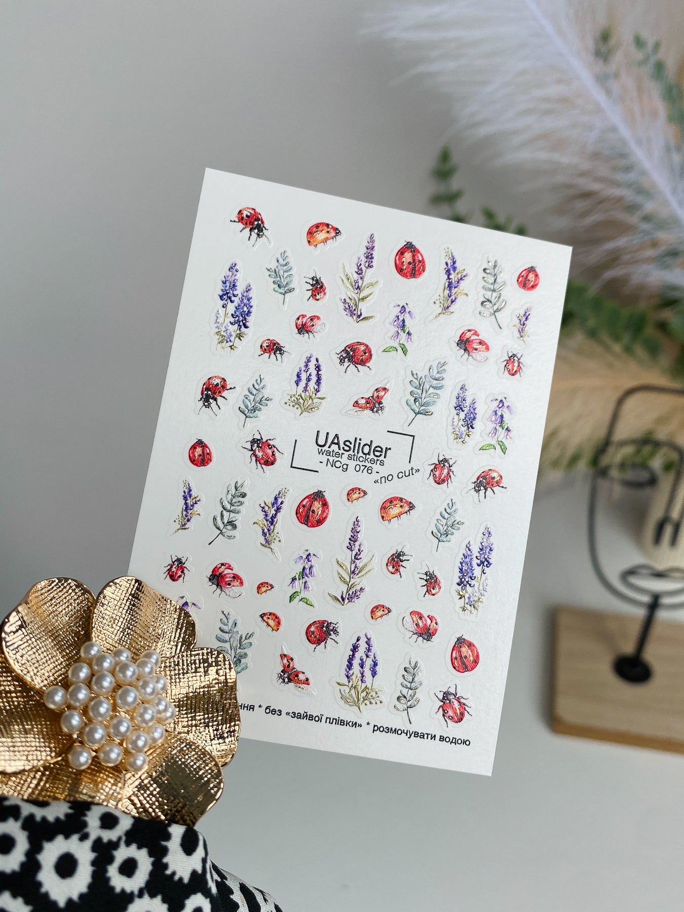 מדבקת מים לציפורניים NCg-076 | מדבקות מים לציפורניים עם חיפושיות פרת משה רבנו ולבנדר | אמנות ציפורניים בהשראת הטבע