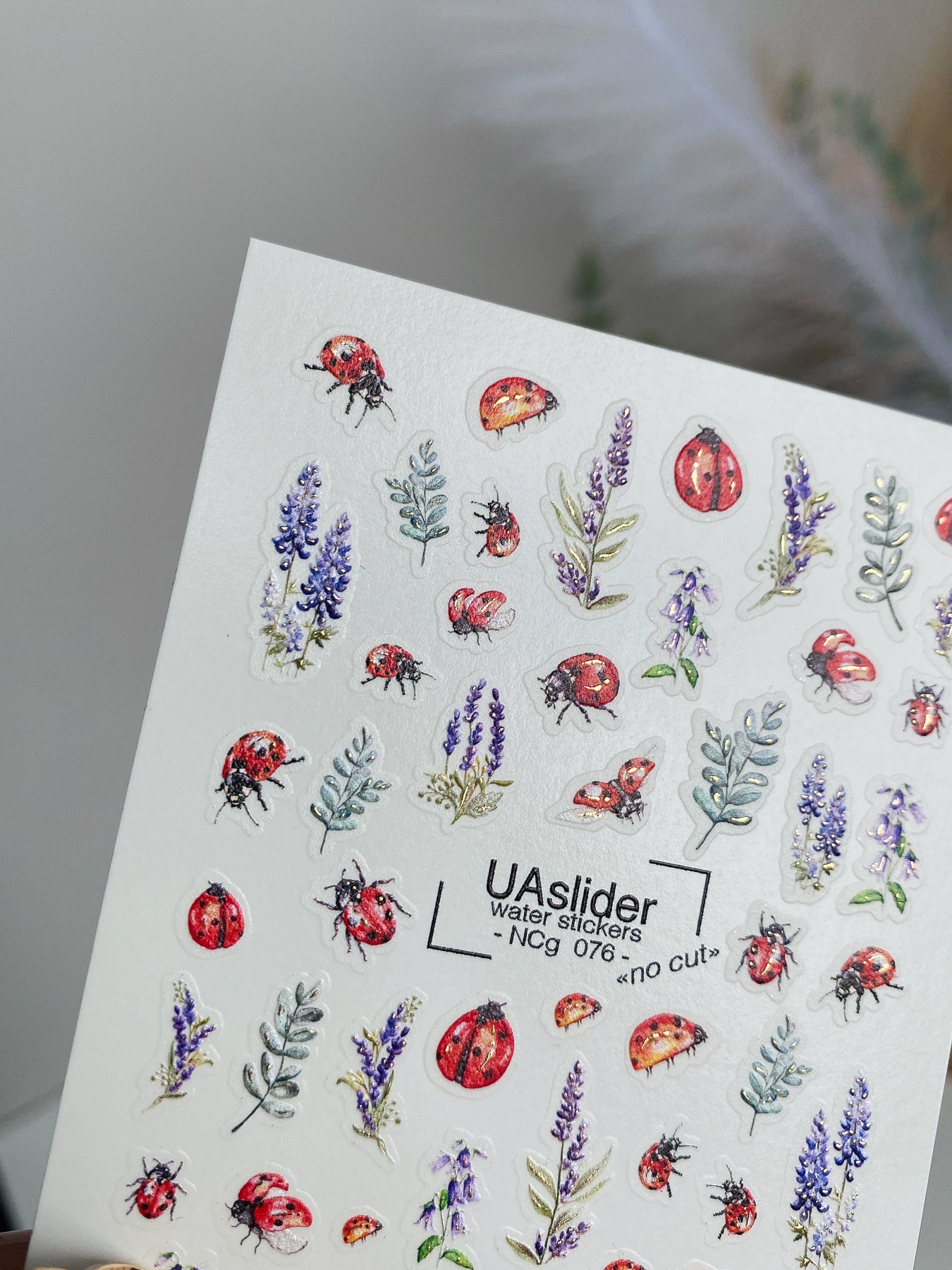 מדבקת מים לציפורניים NCg-076 | מדבקות מים לציפורניים עם חיפושיות פרת משה רבנו ולבנדר | אמנות ציפורניים בהשראת הטבע