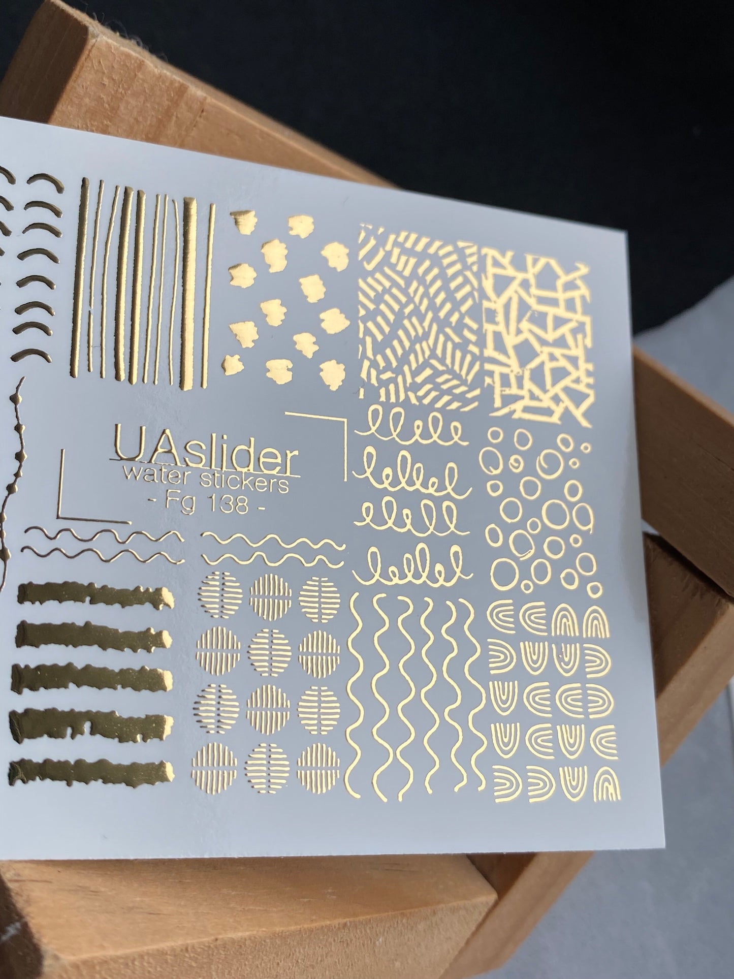 Adesivo per unghie Fg-138 | Adesivi per unghie a trasferimento ad acqua con linee astratte dorate e puntini | Nail art minimalista