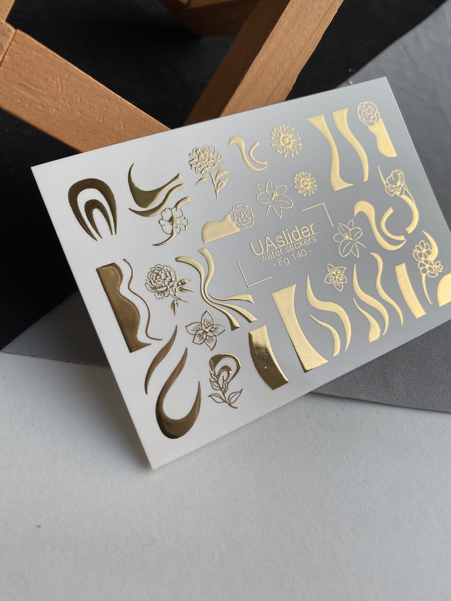 Adesivi per unghie a decalcomania d'acqua Fg-140 | Adesivi per unghie a scivolamento d'acqua con onde dorate e fiori | Tatuaggi eleganti per unghie