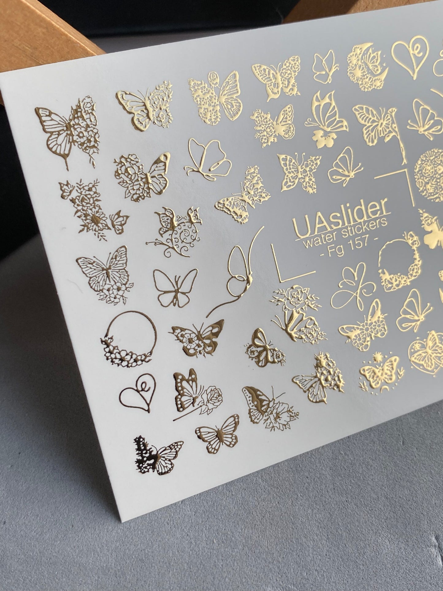 Adesivi per unghie ad acqua Fg-157 | Adesivi per unghie a trasferimento ad acqua con foglia d'oro | Farfalle e accenti floreali