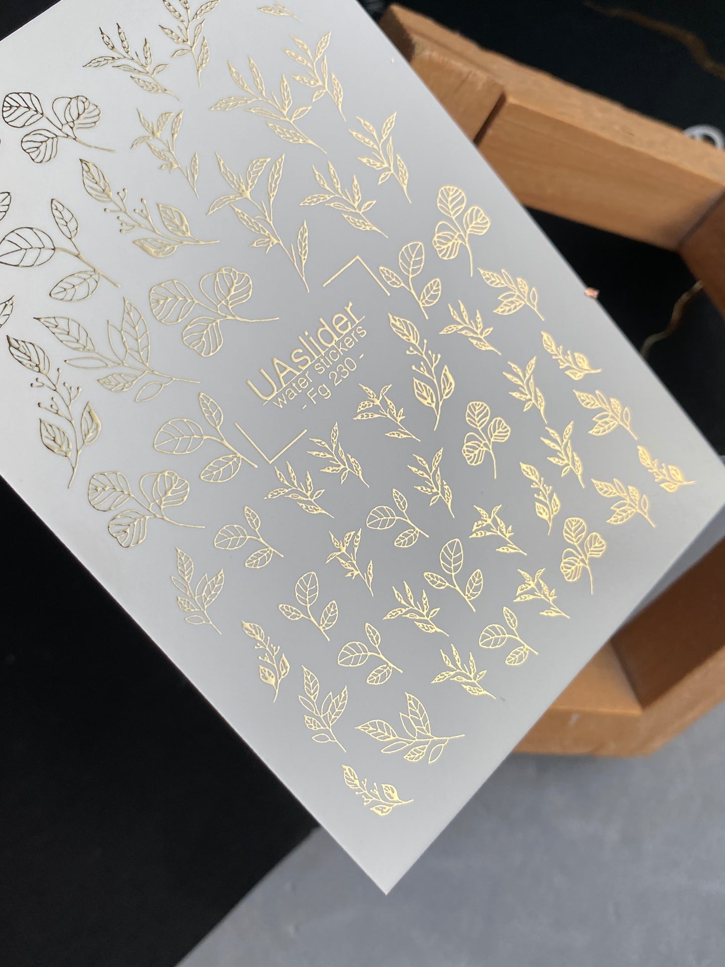 Köröm víz matrica Fg-230 | Vízsikló köröm matricák | Arany fólia levelek és botanikai díszítések