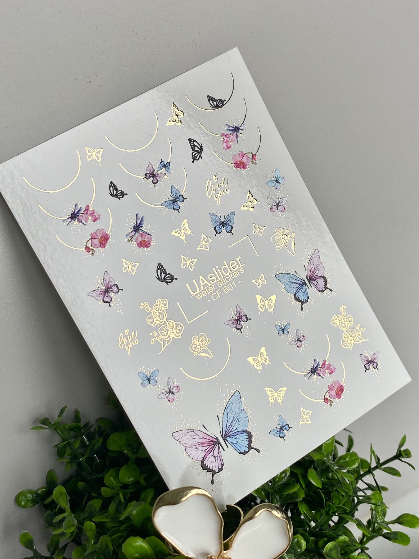 Nálepka na nehty CF-601 | Nálepky na nehty s motivem motýlů a květin | Modří, fialoví a růžoví motýli se zlatými detaily