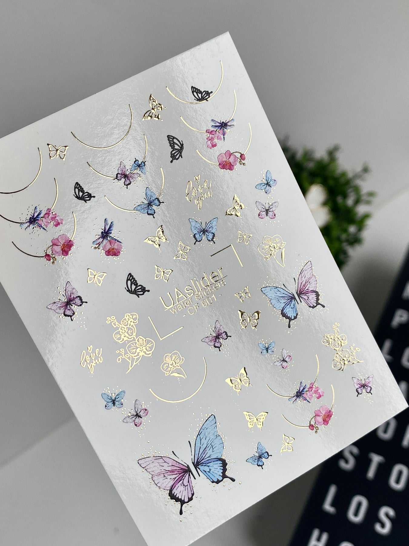 Nálepka na nehty CF-601 | Nálepky na nehty s motivem motýlů a květin | Modří, fialoví a růžoví motýli se zlatými detaily