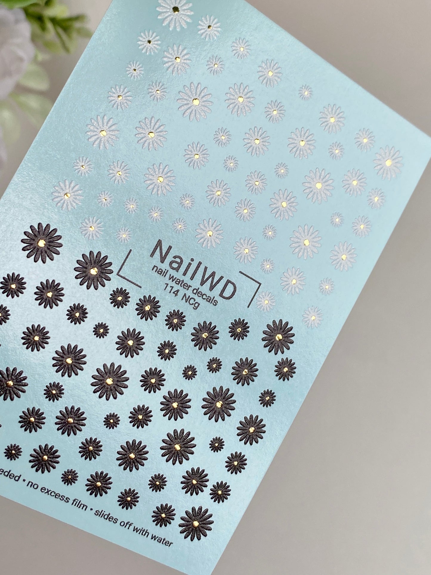 Naklejka na paznokcie 114 NailWD | Naklejki wodne na paznokcie białe i czarne stokrotki | Minimalistyczna kwiatowa stylizacja paznokci