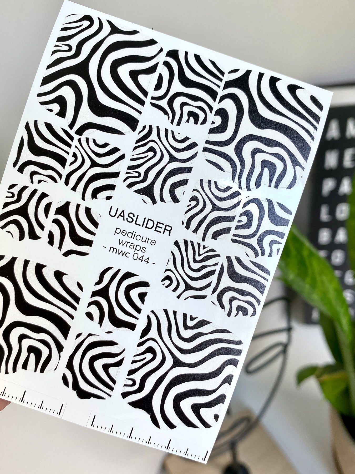 Abstract Pedicure Nail Wraps — Black & White Op Art Swirl | MWC-044 - UASLIDER