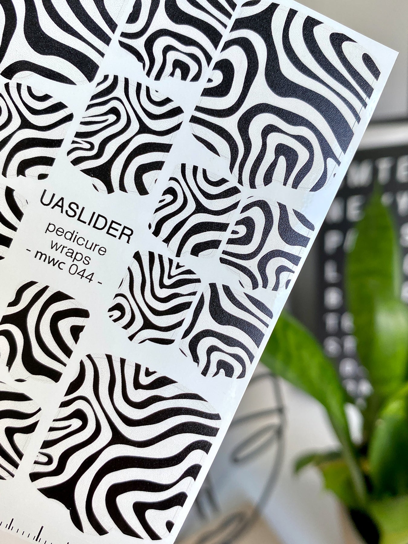 Abstract Pedicure Nail Wraps — Black & White Op Art Swirl | MWC-044 - UASLIDER