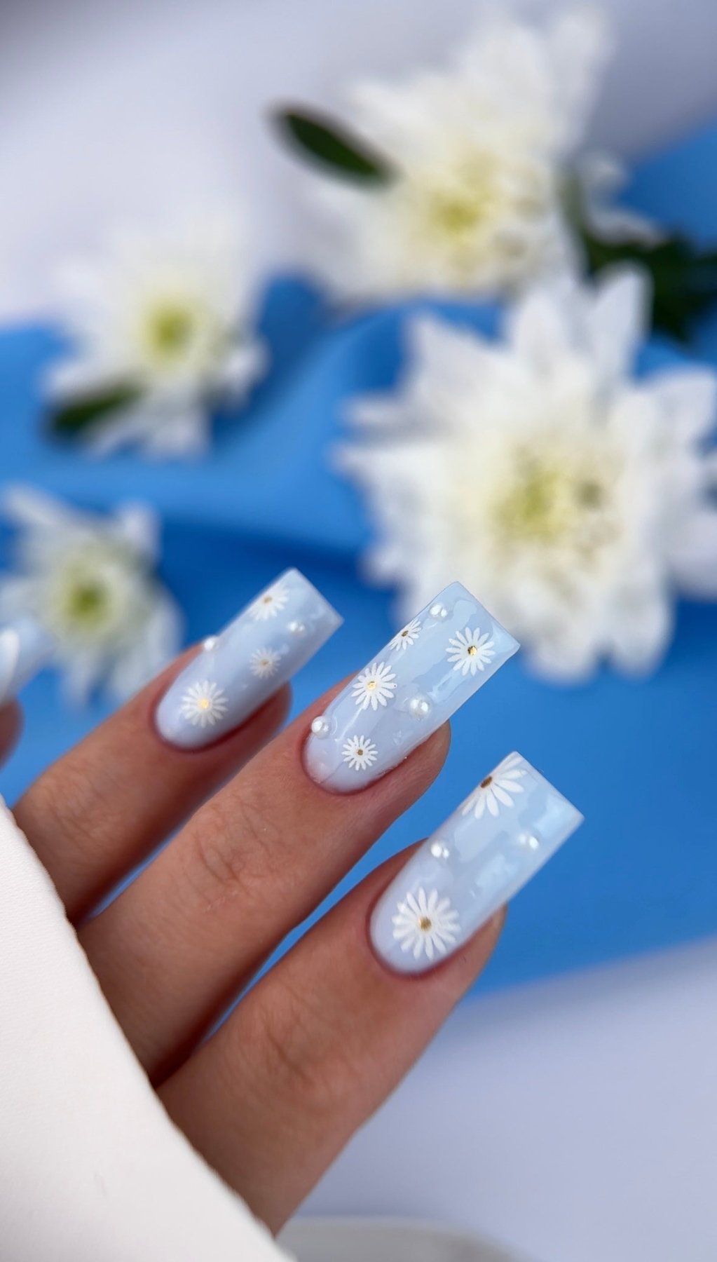 Daisy Nail Decals — White Micro Daisies with Gold Centers | CF - 555 - UASLIDER