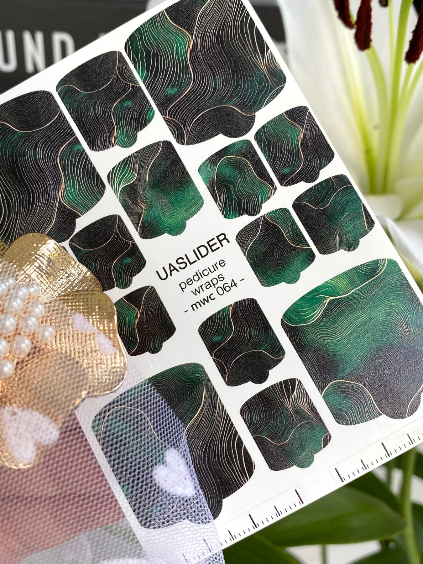 Dark Green Wave Pedicure Nail Wraps — Black & Gold Line Art | MWC-064 - UASLIDER