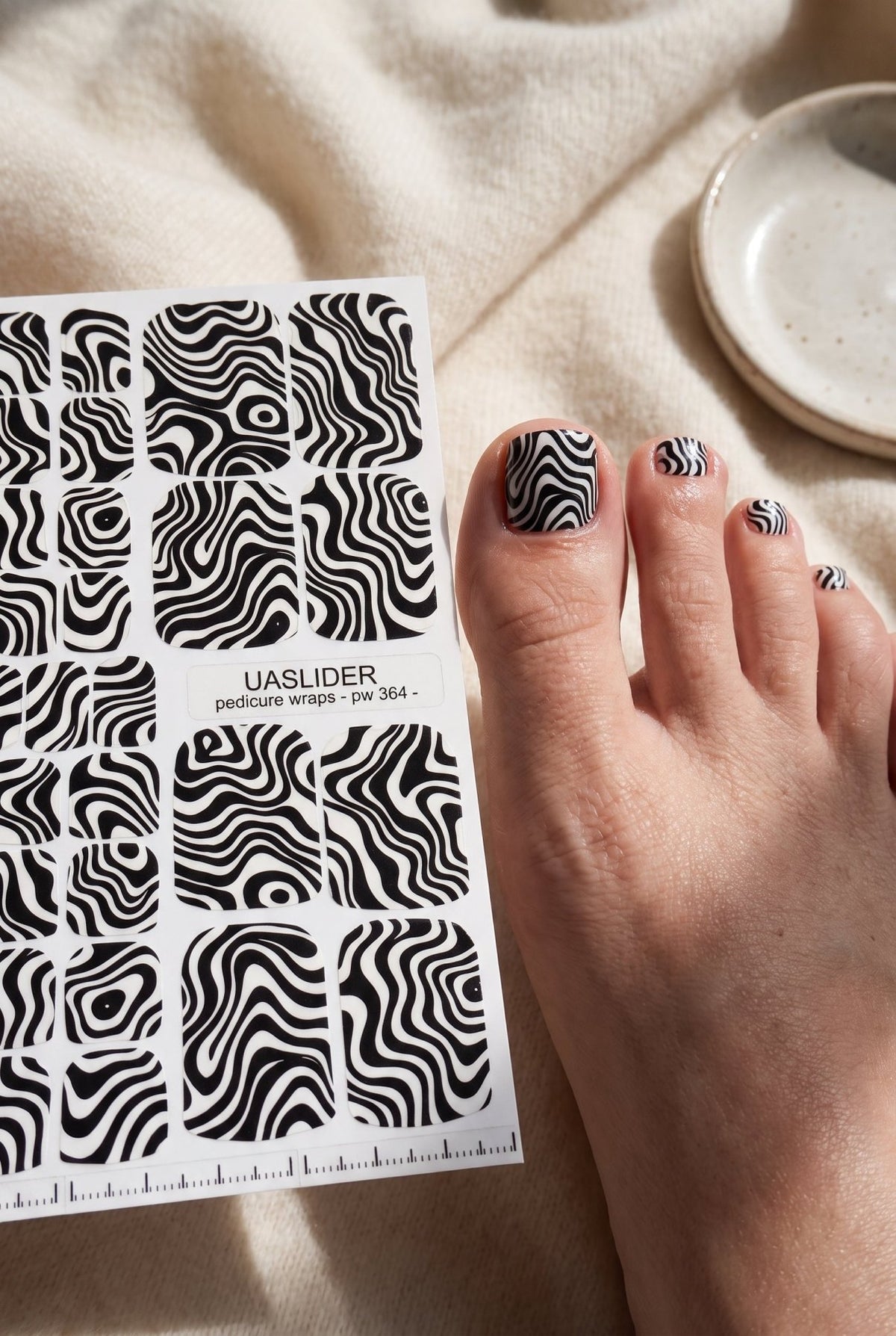 Optical Illusion Pedicure Wraps — Black & White Waves | pw-364 - UASLIDER